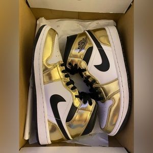 Jordan 1 Mid SE Metallic Gold